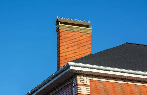 屋顶上的现代砖烟囱 — 图库照片