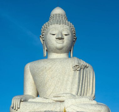 Büyük Buda yakın çekim, açık mavi gökyüzü üzerinde Phuket
