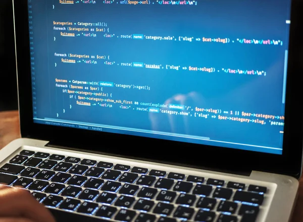 Código de computador no computador portátil (desenvolvimento web) close-up — Fotografia de Stock