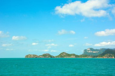 Kayalıklar ve berrak su Angthong Milli Deniz Parkı ile güzel tropikal adalar