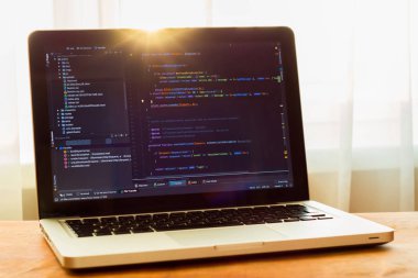 Dizüstü bilgisayarda Php kodu (web geliştirme) güneş ışığında