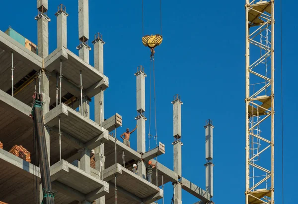 Bauarbeiter mit Kran bauen mehrstöckiges Haus — Stockfoto