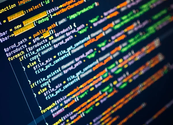 モニタ上の PHP コードの行。濃い青色の背景。クローズ アップ — ストック写真