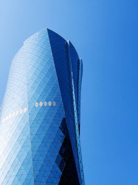 Al Bidda Tower karşı açık mavi gökyüzü, yakın çekim, alanı Kopyala. Finansal başarı kavramı