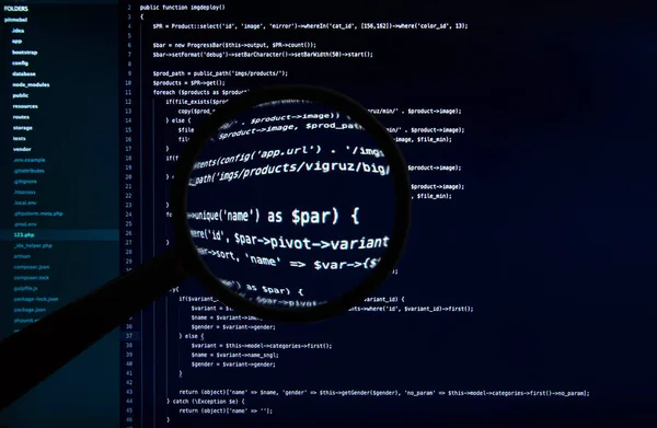 拡大レンズ下のウェブサイトのマクロコード — ストック写真