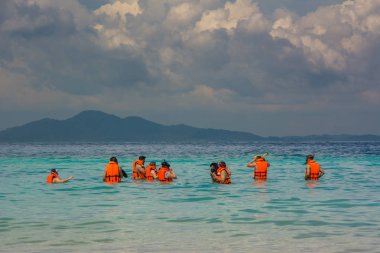 Tayland'da can yeleği içinde kalabalık şnorkel