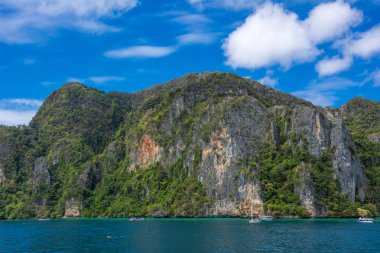 Güneşli bir günde deniz yüzeyinde uçurum