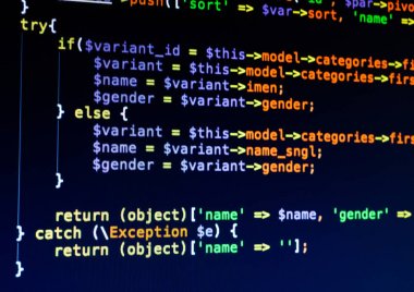 Koyu mavi arka plan üzerinde farklı renklerde Php kodu