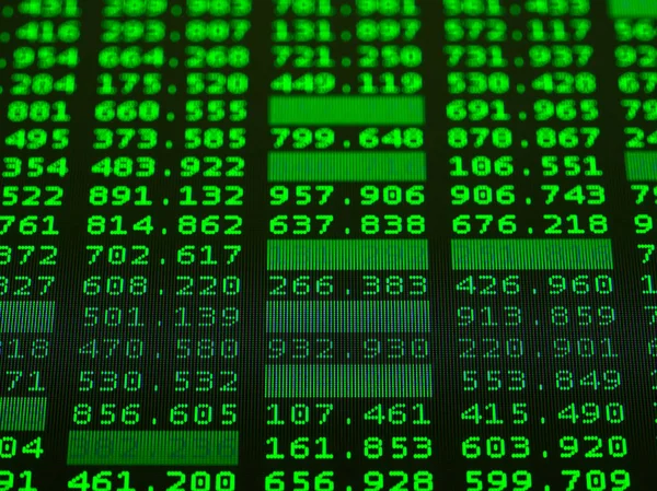 Dados financeiros de cor verde em um monitor. Conceito de dados financeiros — Fotografia de Stock