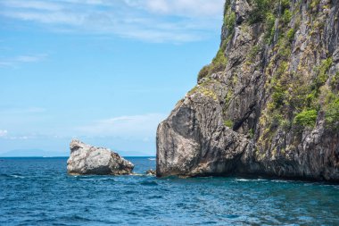 Deniz yüzeyi üzerinde uçurum yakın çekim