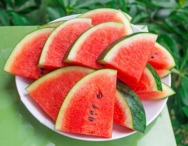 Yaz aylarında bir tabakta karpuz dilimleri nin kapatılması