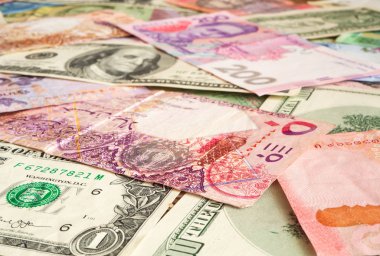 Çeşitli ülkelerden nakit para (Dolar, Katar riyali, Grivnası). Exchange iş konsepti arka plan