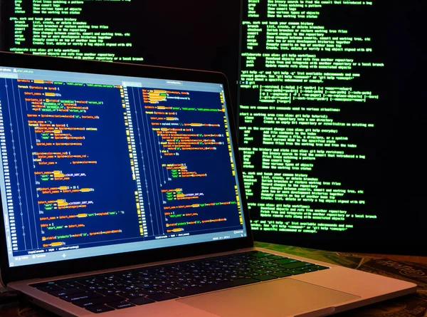 Haker buscando puertas traseras y explotando la vulnerabilidad para robar identidad. Delito cibernético — Foto de Stock