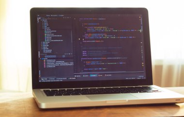 Dizüstü bilgisayarda Php kodu (web geliştirme) masada