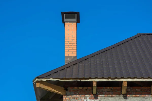 屋顶上的现代砖烟囱 — 图库照片