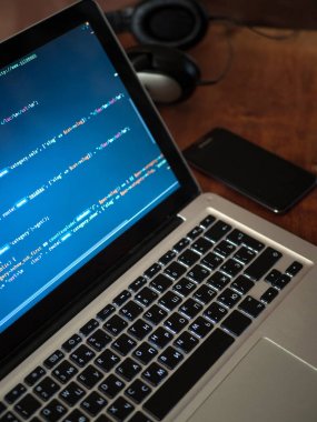 Dizüstü bilgisayar (web geliştirme) ve cep telefonu bilgisayar kodu