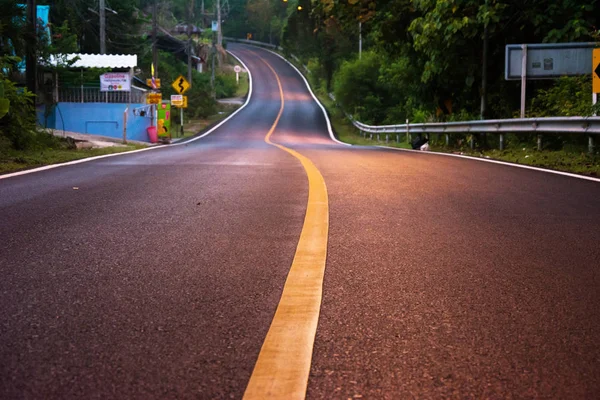 Kırsal Phuket sabah dolambaçlı yol — Stok fotoğraf