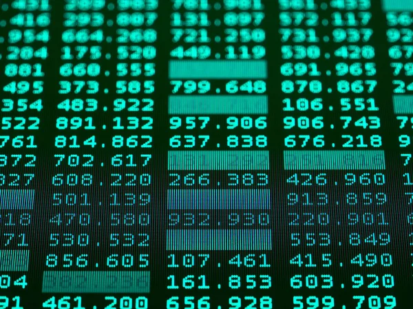 Conceito de dados financeiros em um monitor. Exibição de cotações do mercado de ações em fundo escuro — Fotografia de Stock