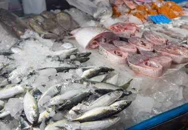 Buzda balık pazarı, taze deniz ürünleri