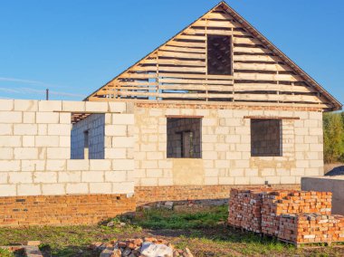 Bitmemiş tavan ev çatı inşaat kafesleri, ahşap kirişler, saves, ahşap. Ev çerçeve yapımı