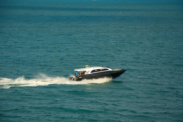 Μηχανοκίνητο σκάφος με τους τουρίστες στο σκάφος αγωνιστικά γρήγορα σε τροπική θάλασσα — Φωτογραφία Αρχείου