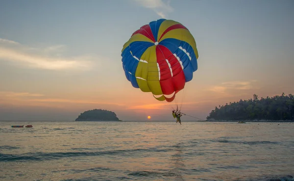 Deux hommes atterrissant sur paraseiling au coucher du soleil, sports extrêmes — Photo