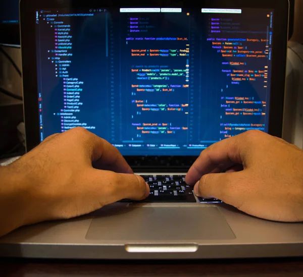 Las manos en el teclado portátil. Hombre en la codificación — Foto de Stock