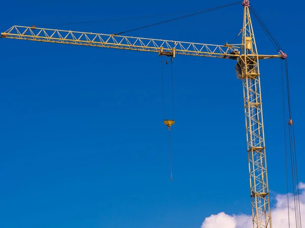 Hoge bouwtorenkraan tegen blauwe lucht — Stockfoto