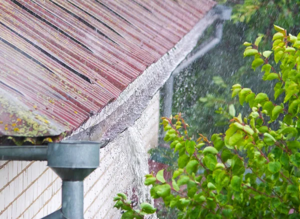 Kraftigt regn. Regnvatten strömmar ut ur gamla stuprör — Stockfoto