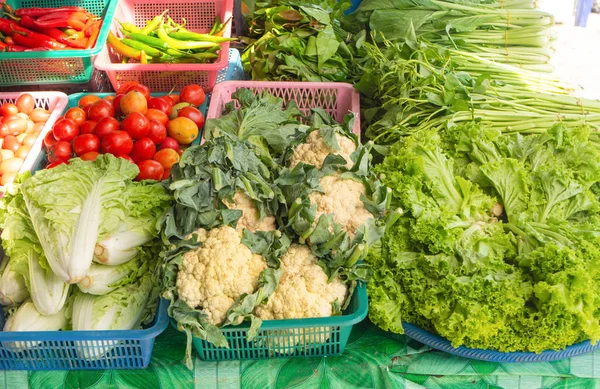 Vegetables on sale - cauliflower, lettuce, tomatoes, chile, spinach at Thai market — Stock Photo, Image