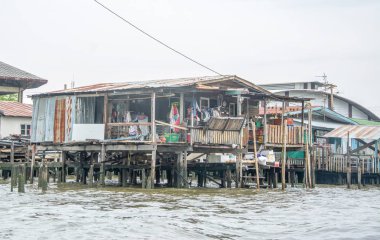 Su üzerinde yoksul ailenin Ramshackle ev