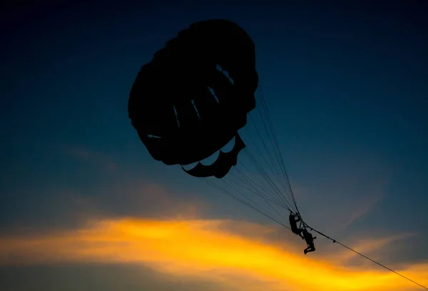 Sylwetka parasailing na plaży Kata z tłem zachodu słońca, — Zdjęcie stockowe