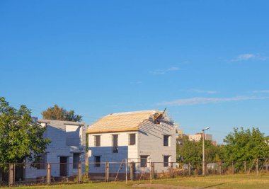 Pencereler için delikleri olan bitmemiş beyaz silikat bloklardan oluşan ev