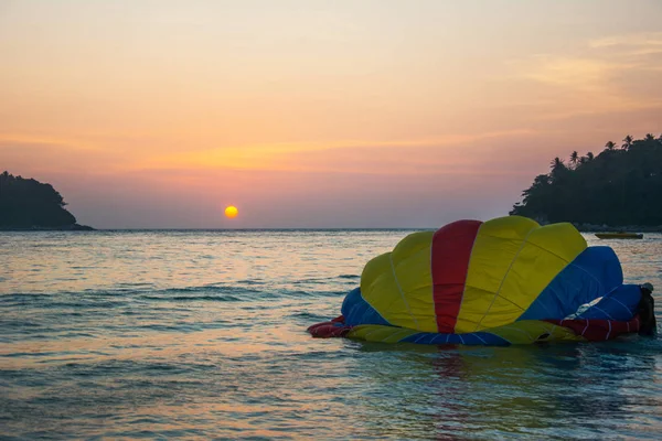 Parachute dans l'eau avec coucher de soleil, sports extrêmes, Phuk — Photo