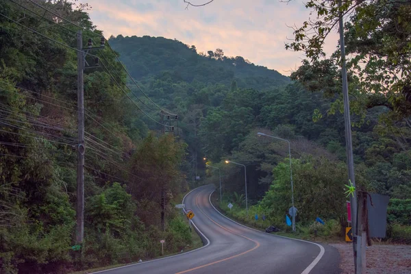 Mañana camino sinuoso en la selva tropical, Phuket — Foto de Stock