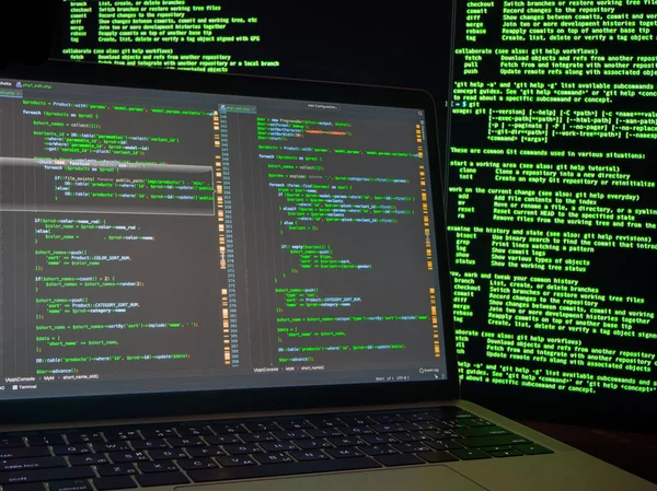 Concepto de cibercrimen, piratería y tecnología. Hacker utilizando código malicioso o programa viraus para el ataque cibernético anónimo en la base de datos — Foto de Stock
