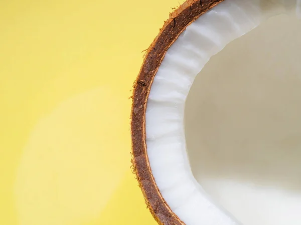 Μακρο πλάνο της υφής καρύδας με αντίγραφο χώρου, καρύδας μισό σε κίτρινο φόντο — Φωτογραφία Αρχείου