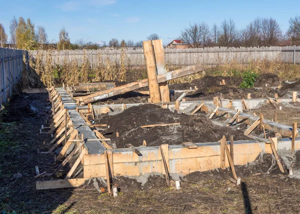 Создание бетонного фундамента нового дома — стоковое фото