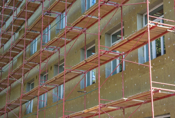 Isolamento de construção de lã mineral com andaimes — Fotografia de Stock