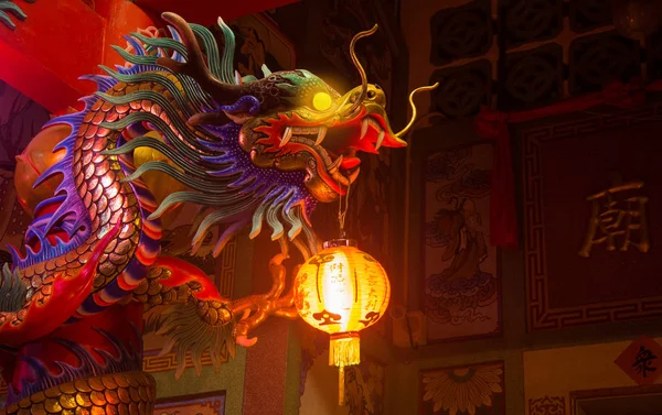 Decorazione cinese del drago di Capodanno sul tempio cinese con luci di notte — Foto Stock