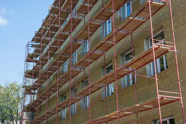 Aislamiento de fachada de lana mineral del nuevo edificio de apartamentos con ventanas de plástico y andamios —  Fotos de Stock