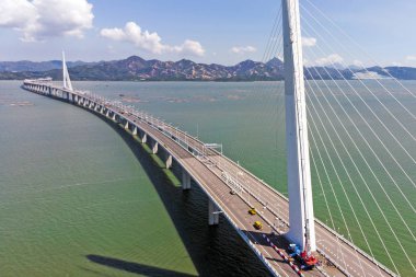 Köprü Houhai Bay Hong Kong Adası'na üzerinde havadan görünümü