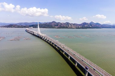 Köprü Houhai Bay Hong Kong Adası'na üzerinde havadan görünümü