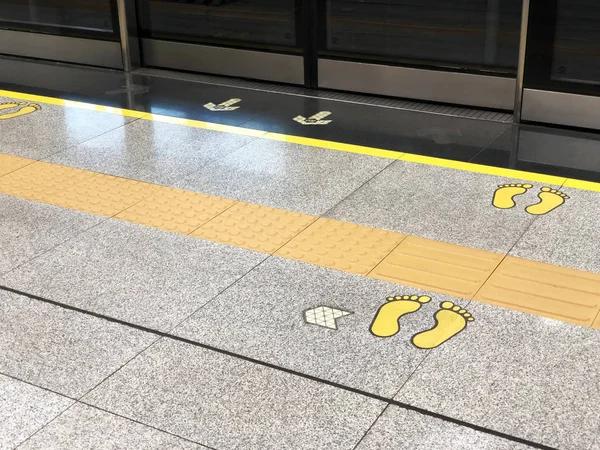 Pegada Andar Uma Plataforma Estação Metro — Fotografia de Stock