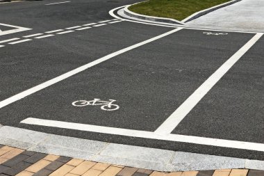 Bisiklet Lane asfalt yol kesişiyor. Yol kavşağı.