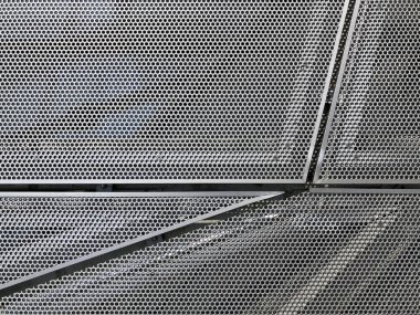 Kenarları ve cephe üzerinde delikli Metal paneller boşluklar