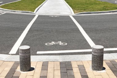 Bisiklet Lane asfalt yol kesişiyor. Yol kavşağı.