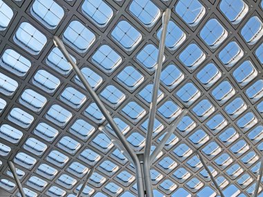 İnce sütunlar ayılar çatı ışık. Düzenli Gridded gölgelik kapakları kamu alanı.