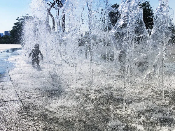 在炎热的晴天 孩子正在干喷泉里玩水 — 图库照片