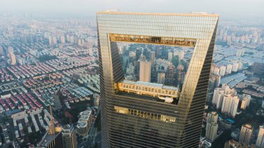 Çin, Shanghai - 4 Ağustos 2018. Görünümü ile Shanghai Pudong alçak yerleşim bölgesi için dünya finans merkezi. Pencere Shanghai Skyline.